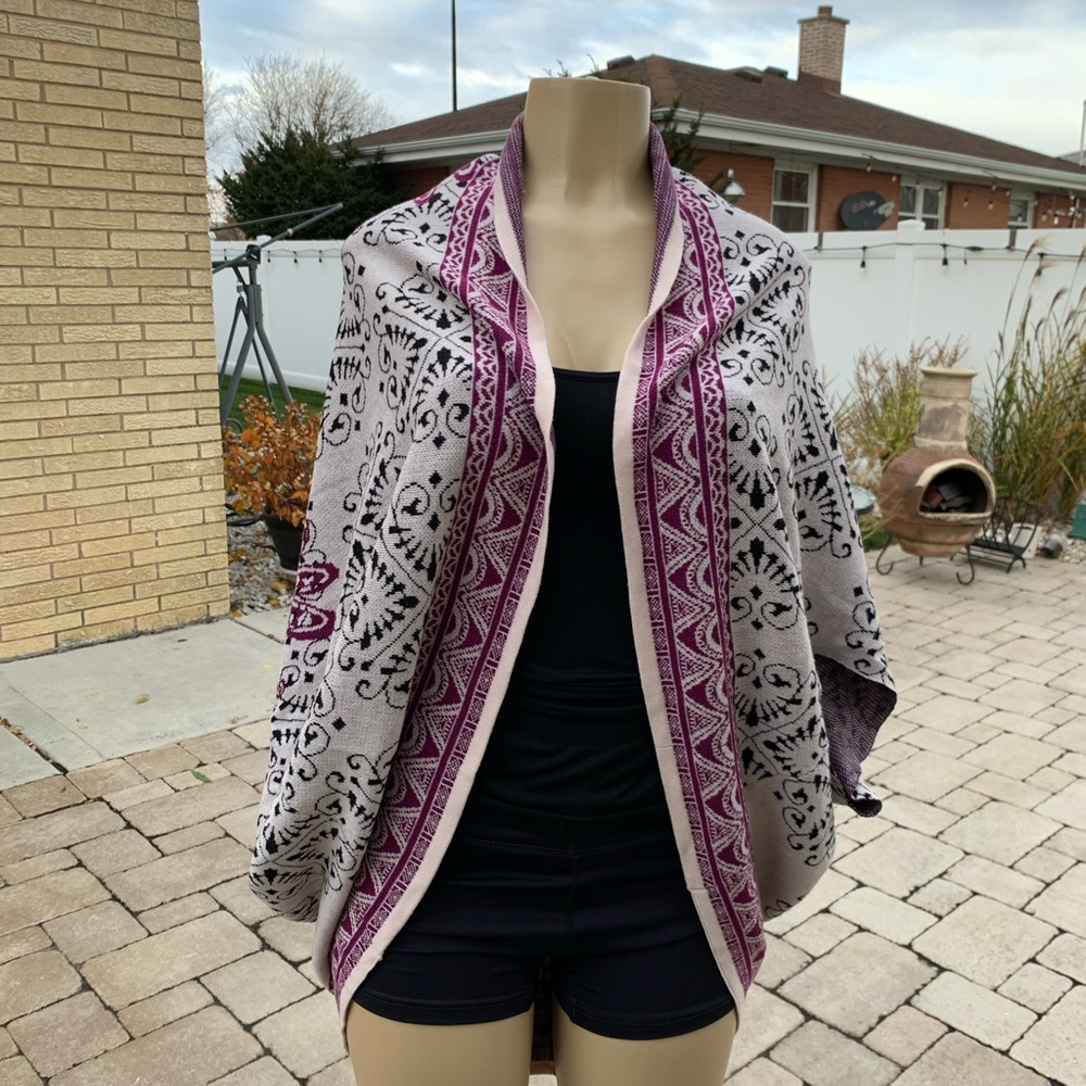 Francesca’s Purple and cream oversize  Patterned Poncho size S